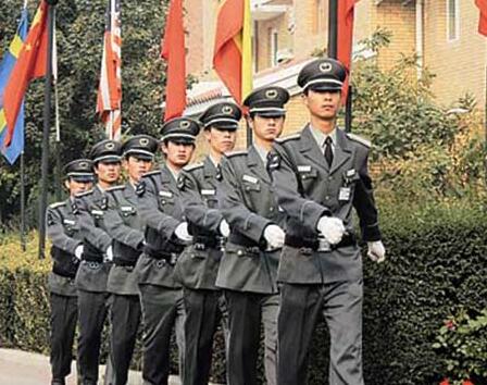 在小區(qū)門口發(fā)生搶劫事件時，物業(yè)保安是否負有相關(guān)責任