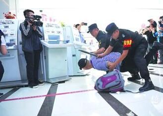 銀行內(nèi)遇搶劫咋應(yīng)對？襄陽戎安保安公司演練給答案